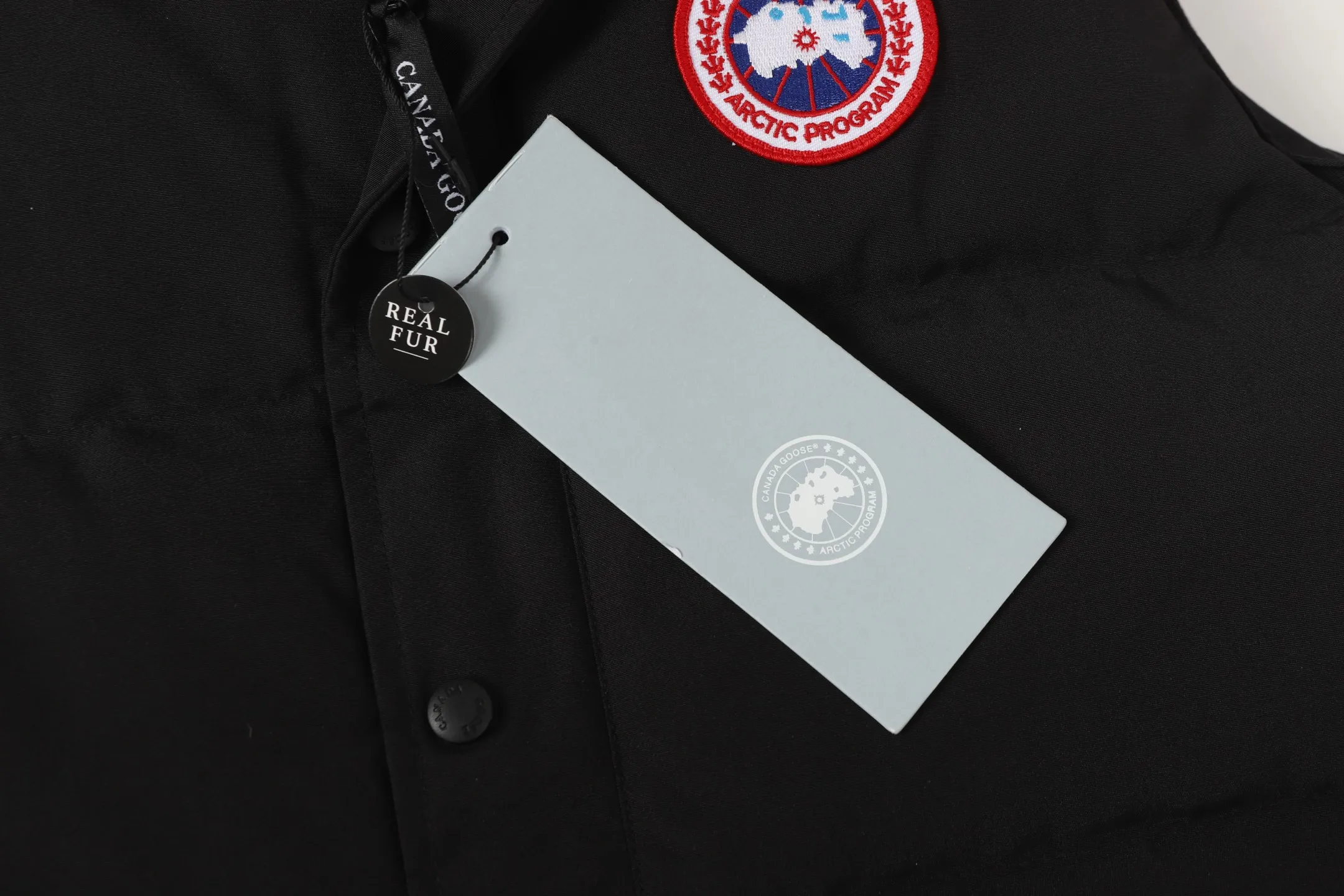 P390 Top real shot - Style number: TT119 Canada Goose has always been recognized as the warmest down jacket. Various Instagram celebrities, Internet celebrities, and celebrities often wear it for street photos. I make Canada Goose every year, but I still can't get rid of my love for the goose. No matter how cold the days are, there is no need to be afraid because of the care of the goose. The down vest is definitely a concave shape for autumn and winter. It is a trading company order model, exclusively launched! The purchase at the counter is the same as the genuine original clothes. Pay attention to the matching. There is velvet on the back collar, which is more warm. There is a zippered hidden pocket on the inside, and the genuine net pocket is synchronized inside. You need to compare the genuine products at any time. All the accessories are custom-made from the original factory. 1️⃣Fabric: Domestic exclusive Japanese original fabric with characteristics: waterproof, drill-proof, anti-fading, 24-count calendered woolen surface (waterproof level conforms to the ball raincoat level) 2️⃣Down: national standard 80 white duck down Supports identification (many on the market are 50 velvet and recharged in order) with better thermal insulation performance, light and not heavy, and good recovery of fluffiness after compression!  3️⃣Zipper: Original factory customized zipper with clear engraving and perfect texture. Original customized authentic YKK military-grade copper core zipper puller that can withstand hundreds of thousands of pulls. 4️⃣Embroidery: Imported new Behringer embroidery machine customized with 10,000-needle electric embroidery, full/three-dimensional/clear! 5️⃣: 400D high-density count liner fabric in the inner liner completely eliminates the problem of velvet leakage and velvet leakage. In the down woven category, there is no bragging. There is currently almost no one that can do better than us! Make an original product with care, so that every customer has the confidence to introduce it to his customers: This is the top replica version in China. A good product does not need too much soft text to set it off. Color: black, gray, off-white, size: Please note that slight color differences on the product are normal and will not be used as a reason for return or exchange. #Due to different monitor display pixels and external factors such as shooting lighting